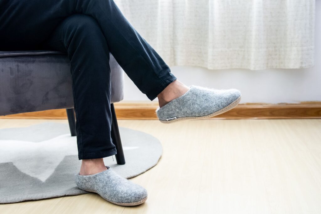 felt-slippers-natural-grey 
